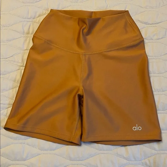 Alo Women's 5" Airlift Energy Short - Toffee - Picture 6 of 9